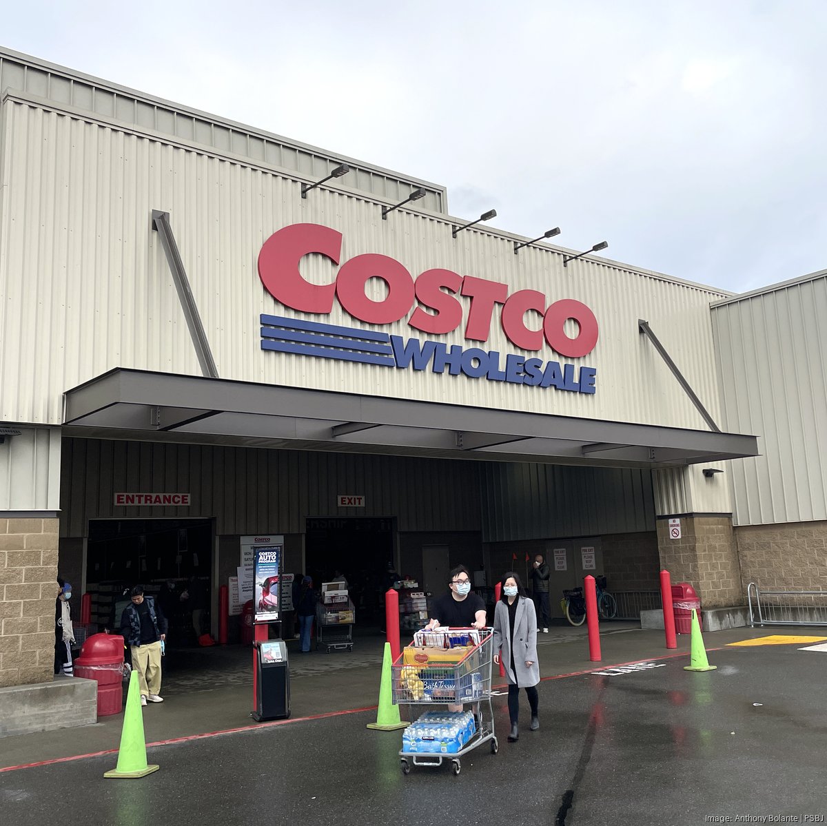 Costco Keeps Hot Dog Bargain, but Membership Fee Could Rise