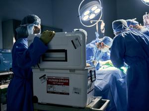 Transplant surgeon on need for organ donors and innovations at AHN - GettyImages-1351049288