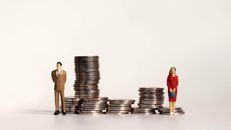 Women are still lagging behind men when it comes to saving
