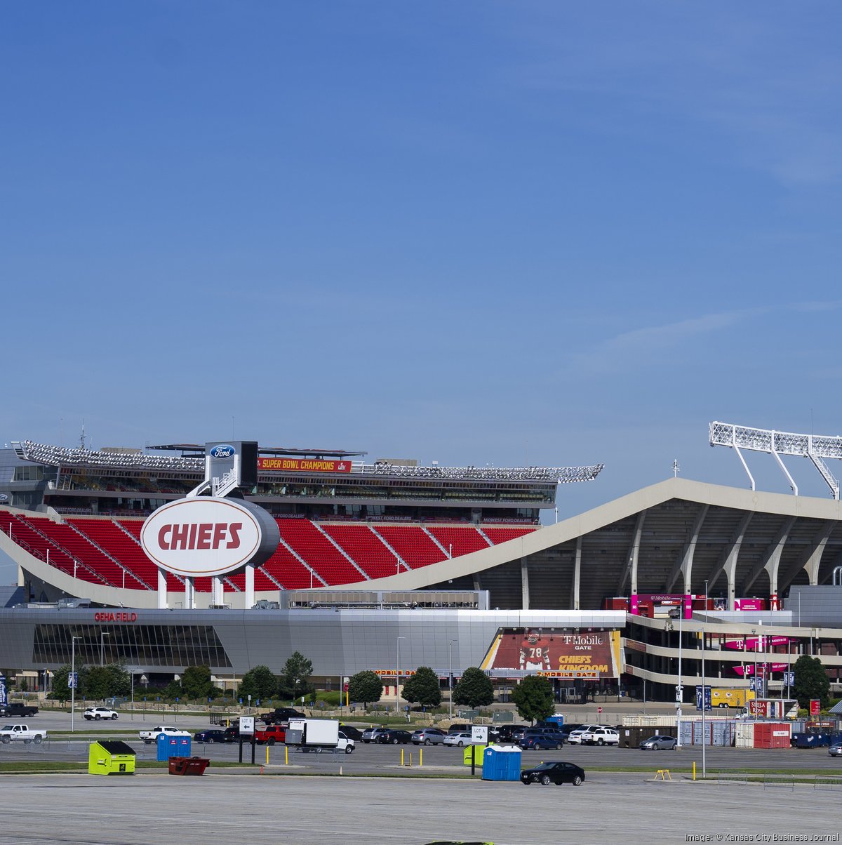 Chiefs owner Clark Hunt mulls Arrowhead's future as Royals consider  downtown ballpark