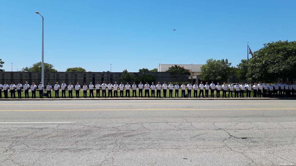 Stand out in the sun:' 500 FedEx pilots stand side-by-side on Tuesday, June  28, amid their quest for a new contract - Memphis Business Journal