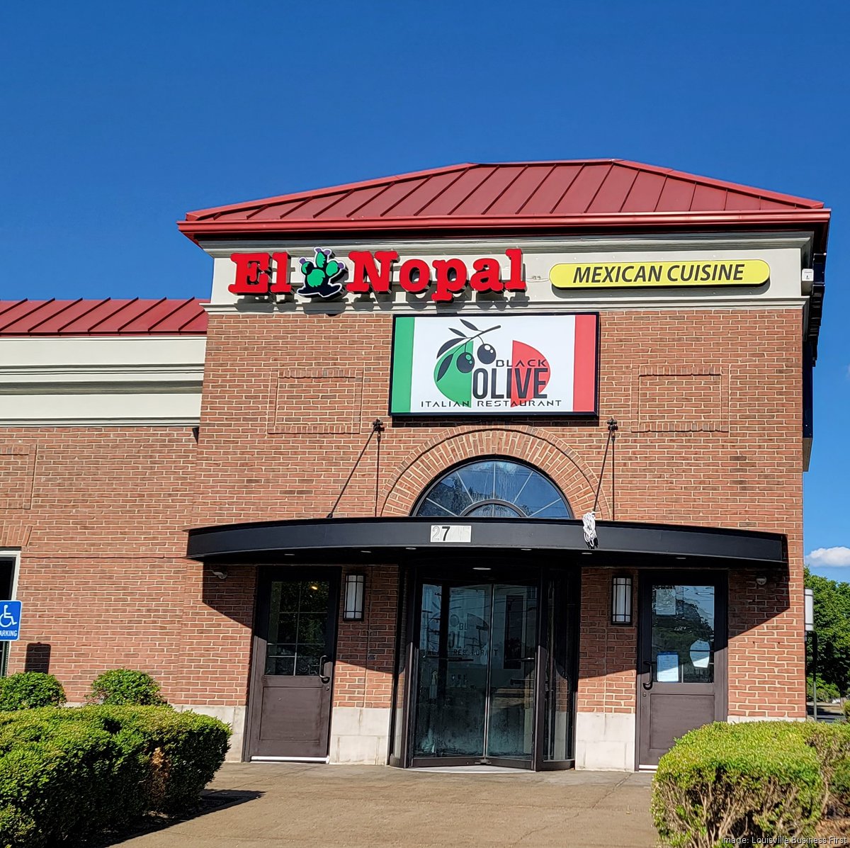 Customers arrive early as first Crumbl Cookies store in Ohio Valley opens  at The Highlands