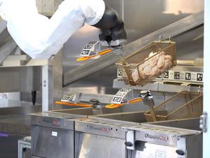 Miso Robotics - Flippy 2 Cooking Chicken Wings (1)