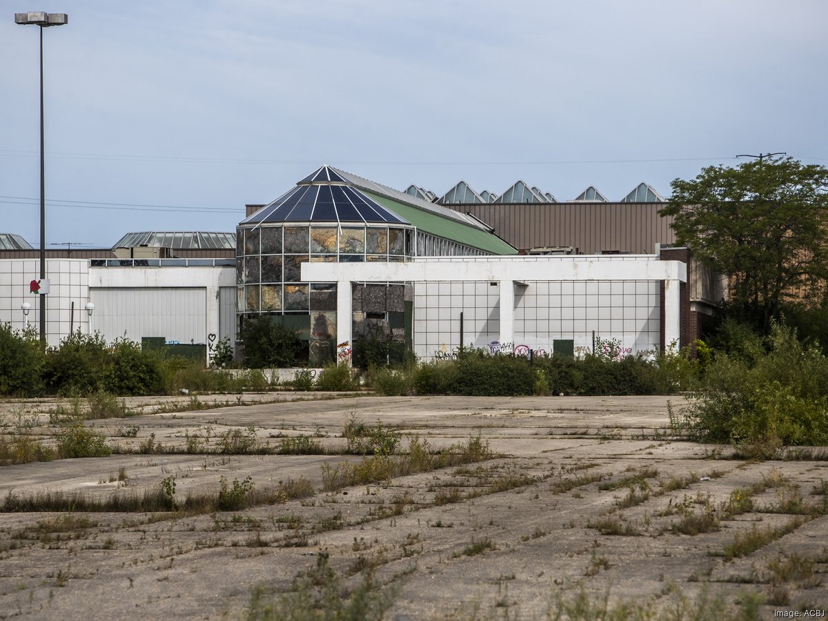 Restaurant, mall in demolition dispute