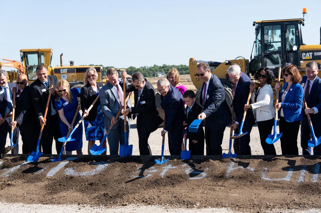 shovels-intel-groundbreaking-dsc02845.jp
