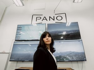 Sonia Kastner (CEO) & Pano 360 Status Wall