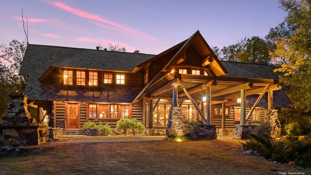 Custombuilt Wisconsin cabin with outdoor pickleball court lists for 3