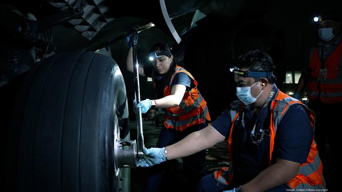United Airlines and American Airlines start their own mechanic-training  programs - Chicago Business Journal