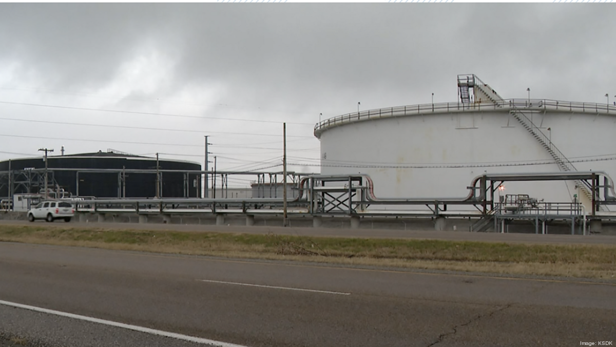 1 dead, 1 injured after crane overturns at Wood River Phillips 66