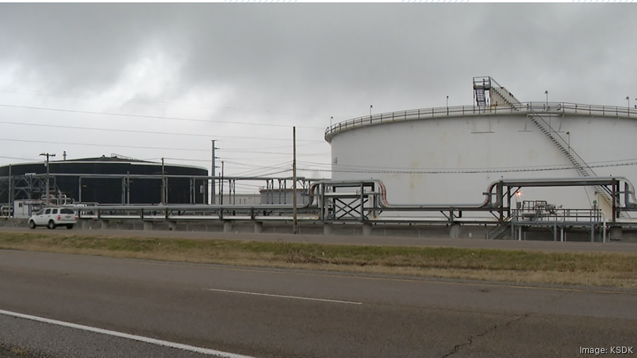 1 dead, 1 injured after crane overturns at Wood River Phillips 66