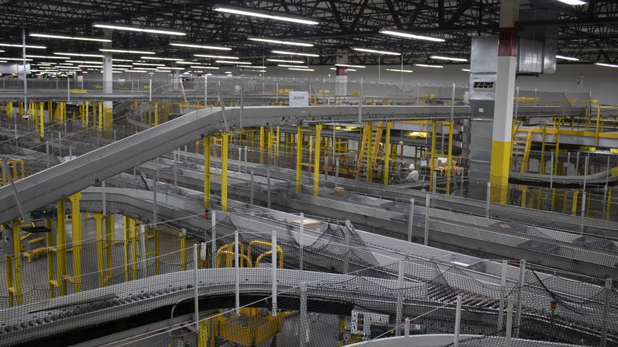 Going inside Amazon's JAX2 distribution center days before Christmas ...