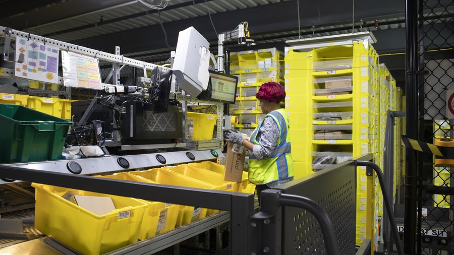 Going inside Amazon's JAX2 distribution center days before Christmas