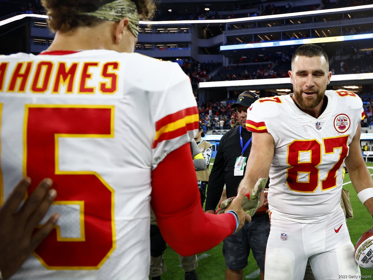 Patrick Mahomes, Travis Kelce spend extra time with Chiefs fans after Pro  Bowl practice