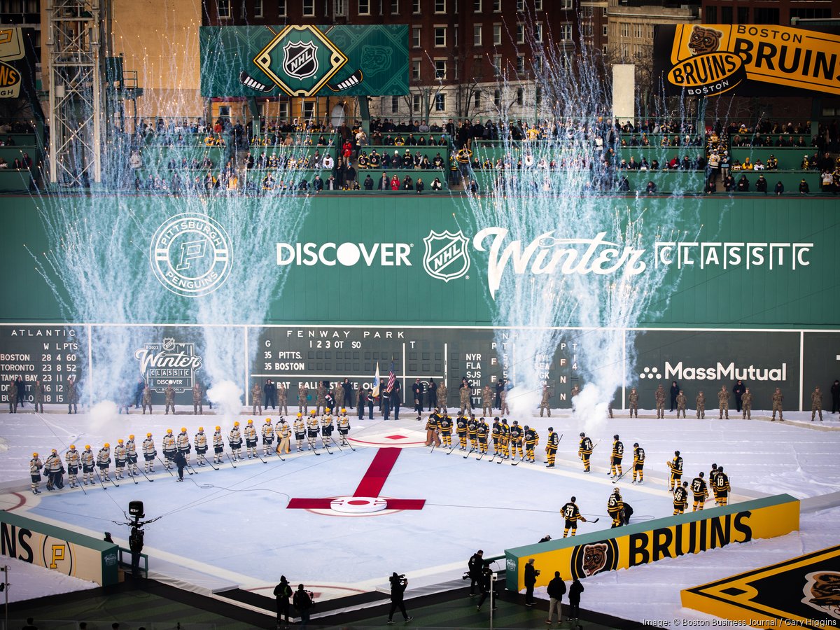 10 of the Best Photos from the Winter Classic at Fenway Park [PHOTOS]