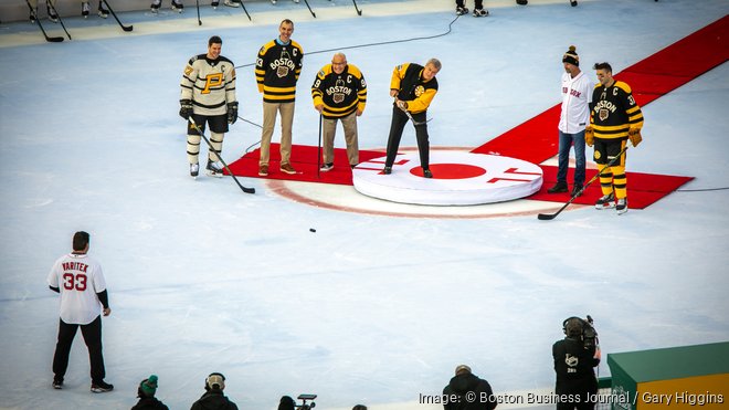 10 of the Best Photos from the Winter Classic at Fenway Park [PHOTOS]