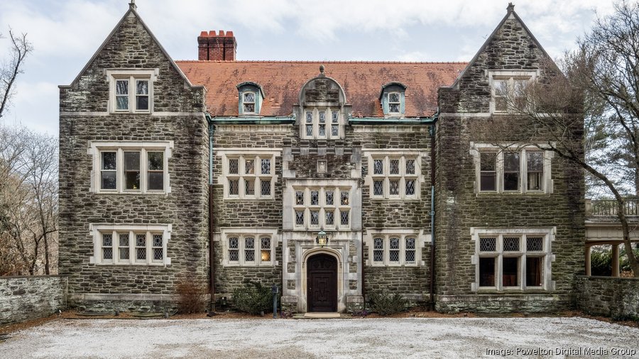 A*様 house on the hill Checker 90 Chestnut Hill estate owned by renowned car collector Frederick