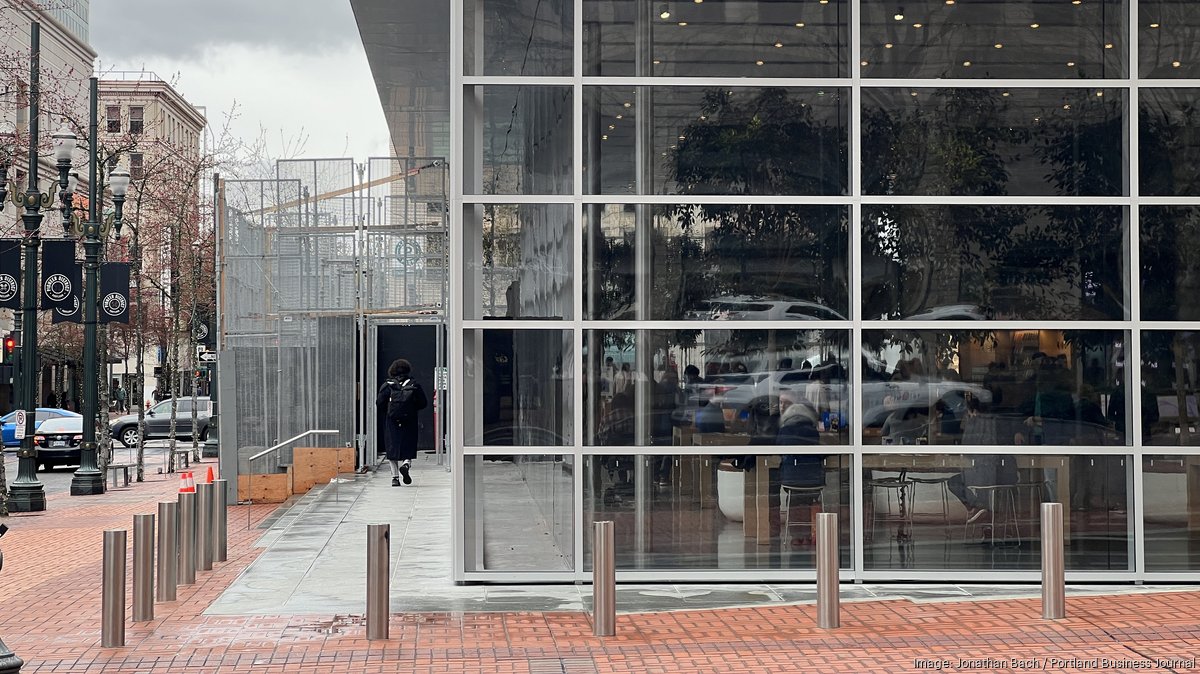 downtown-portland-apple-store-begins-to-take-down-fence-portland