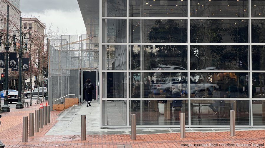 Downtown Portland Apple store begins to take down fence Portland