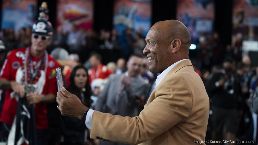 PHOTOS: NFL Draft kicks off in Kansas City with first round picks, red  carpet - Triad Business Journal