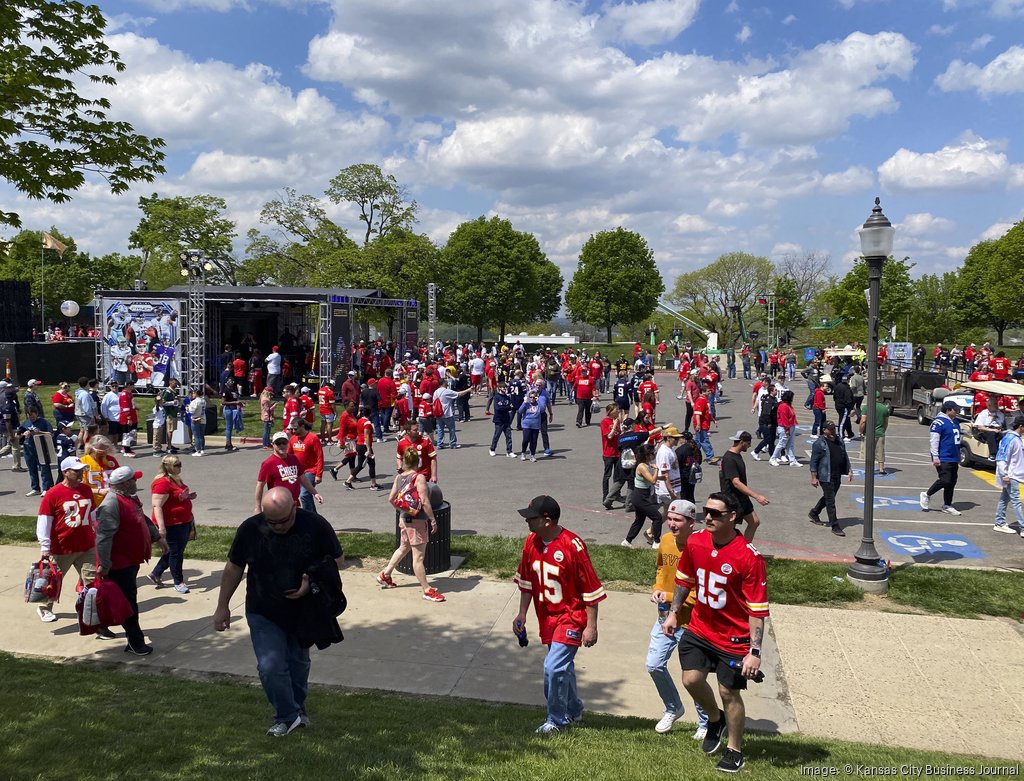 NFL Draft Experience opens earlier due to large crowd 