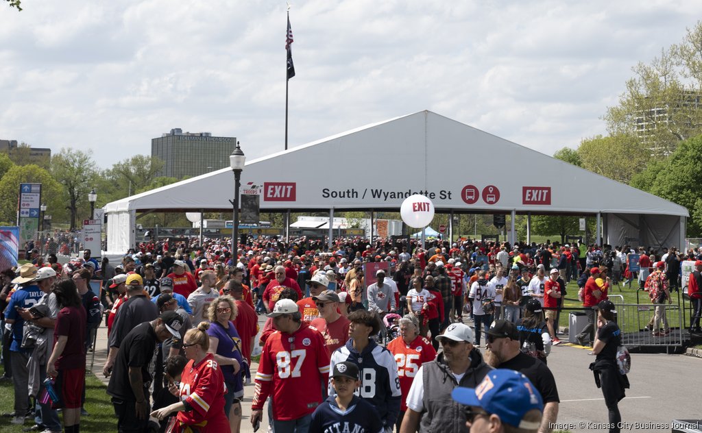 NFL Draft Experience opens earlier due to large crowd 