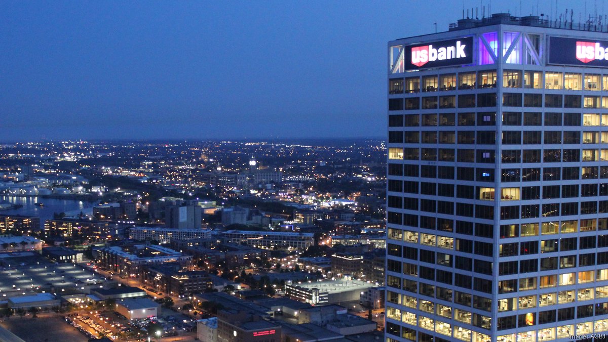 Baird Renews Us Bank Center Lease Will Get Signage Atop Iconic Downtown Tower Milwaukee 