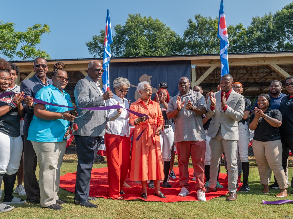 Atlanta Braves celebrate week of Hank Aaron through community-building  initiatives