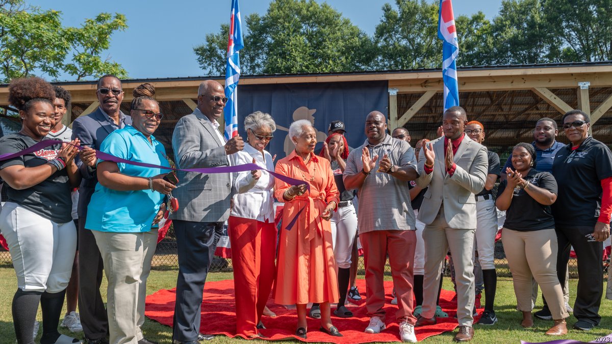 Atlanta Braves celebrate week of Hank Aaron through community-building  initiatives