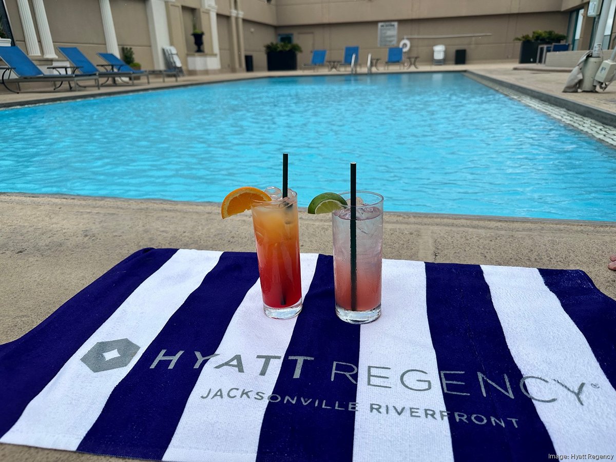 USA: Swimming pool, drinks and palm trees in Jacksonville