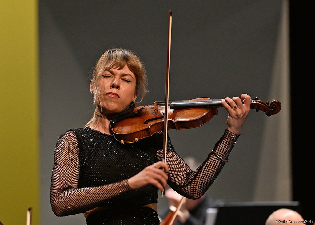 アートランプ violinist Violinist plays historic and valuable Strad