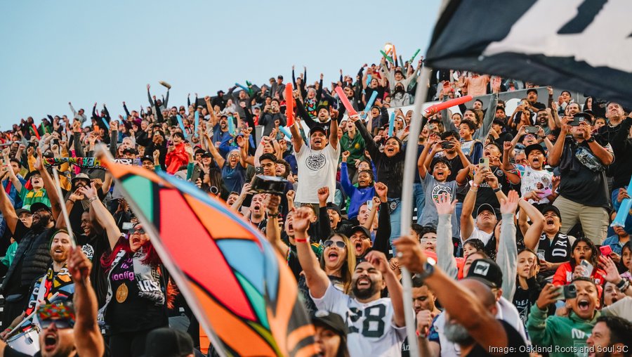 PHOTOS: Fans return to Oakland Coliseum to cheer on A's