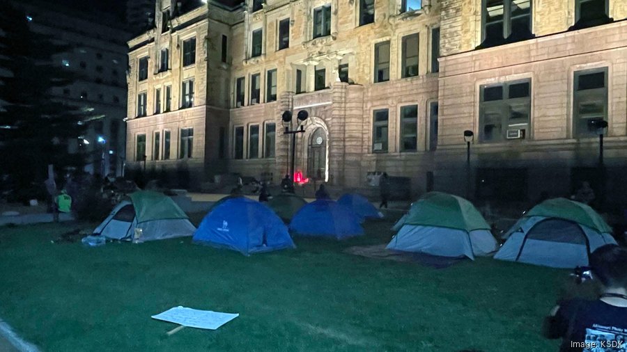 St. Louis disbanding homeless encampment at City Hall