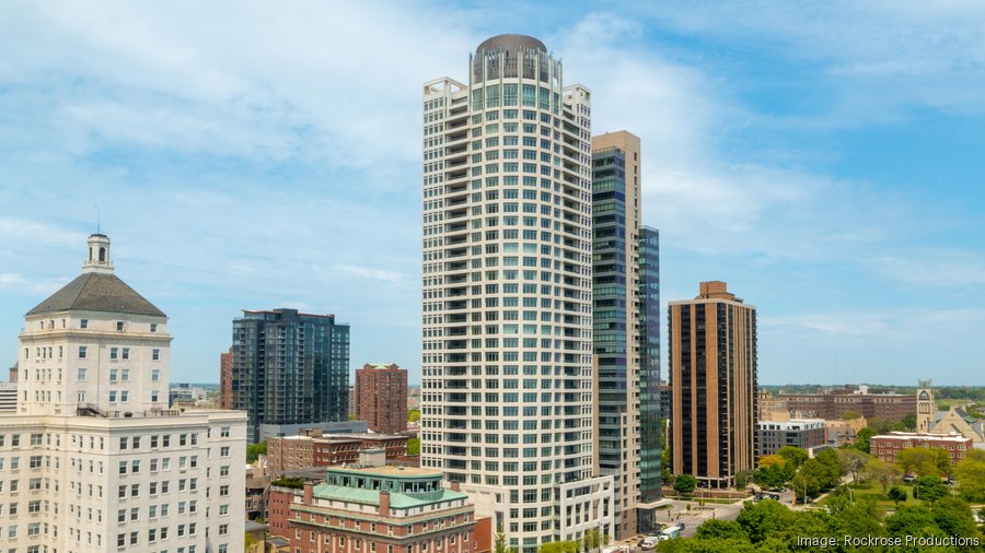View of Milwaukee's University Club Tower 'defying the market' as condos fetch ...