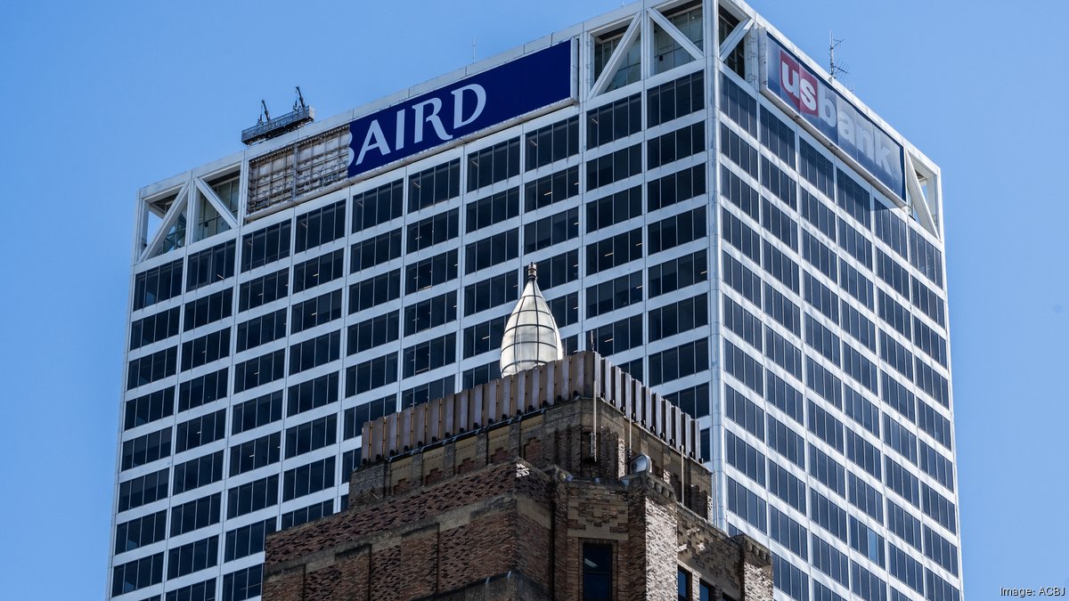Baird begins to replace 2 US Bank signs on Milwaukee's tallest high