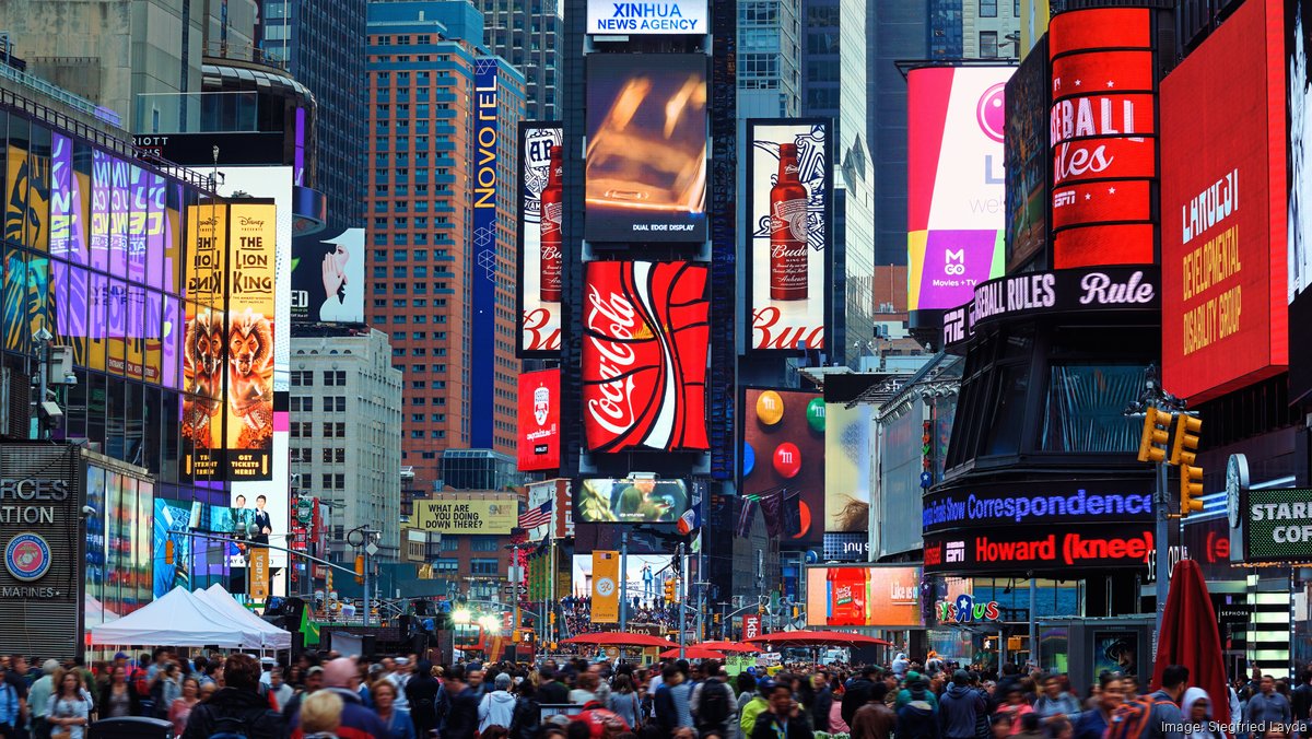 "时代广场市长"伊利·马库斯回顾在纽约城担任主持四十年的经历-《纽约商业杂志》