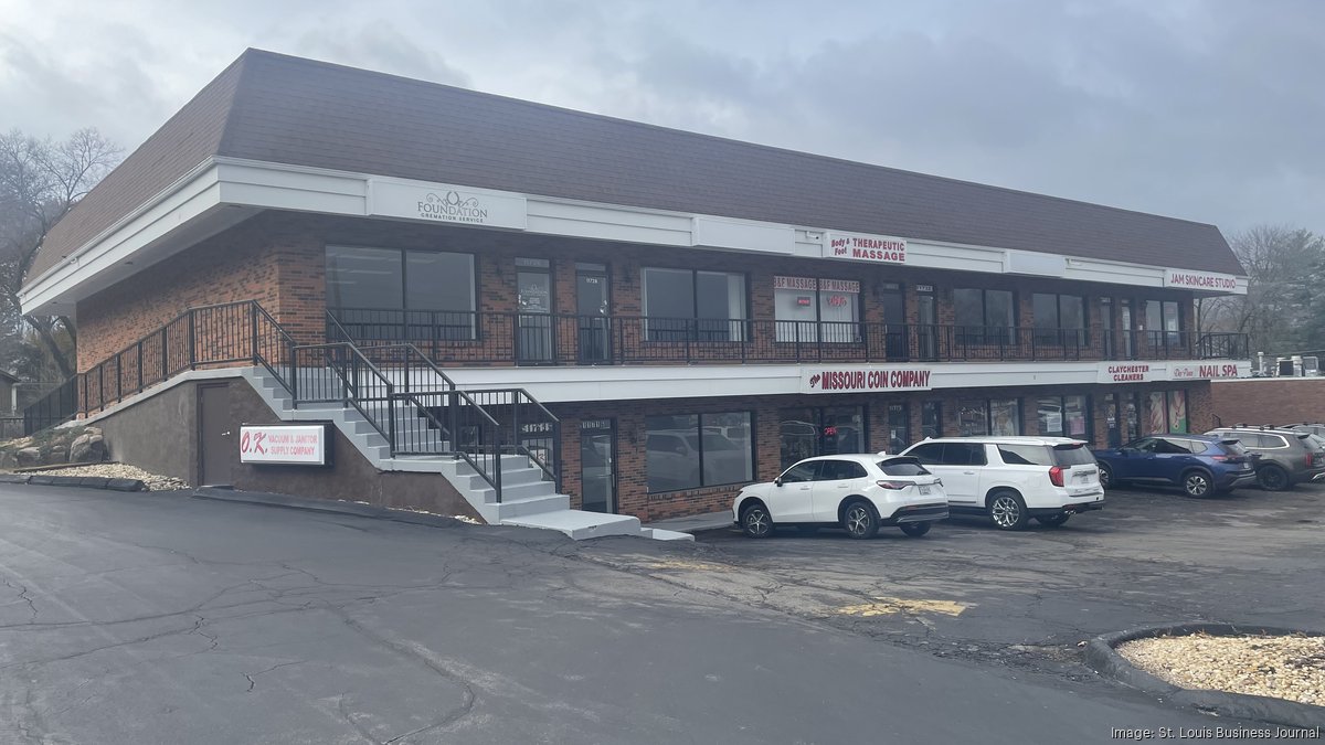 Carrollton Bank buys shopping center on Manchester Road in Des Peres