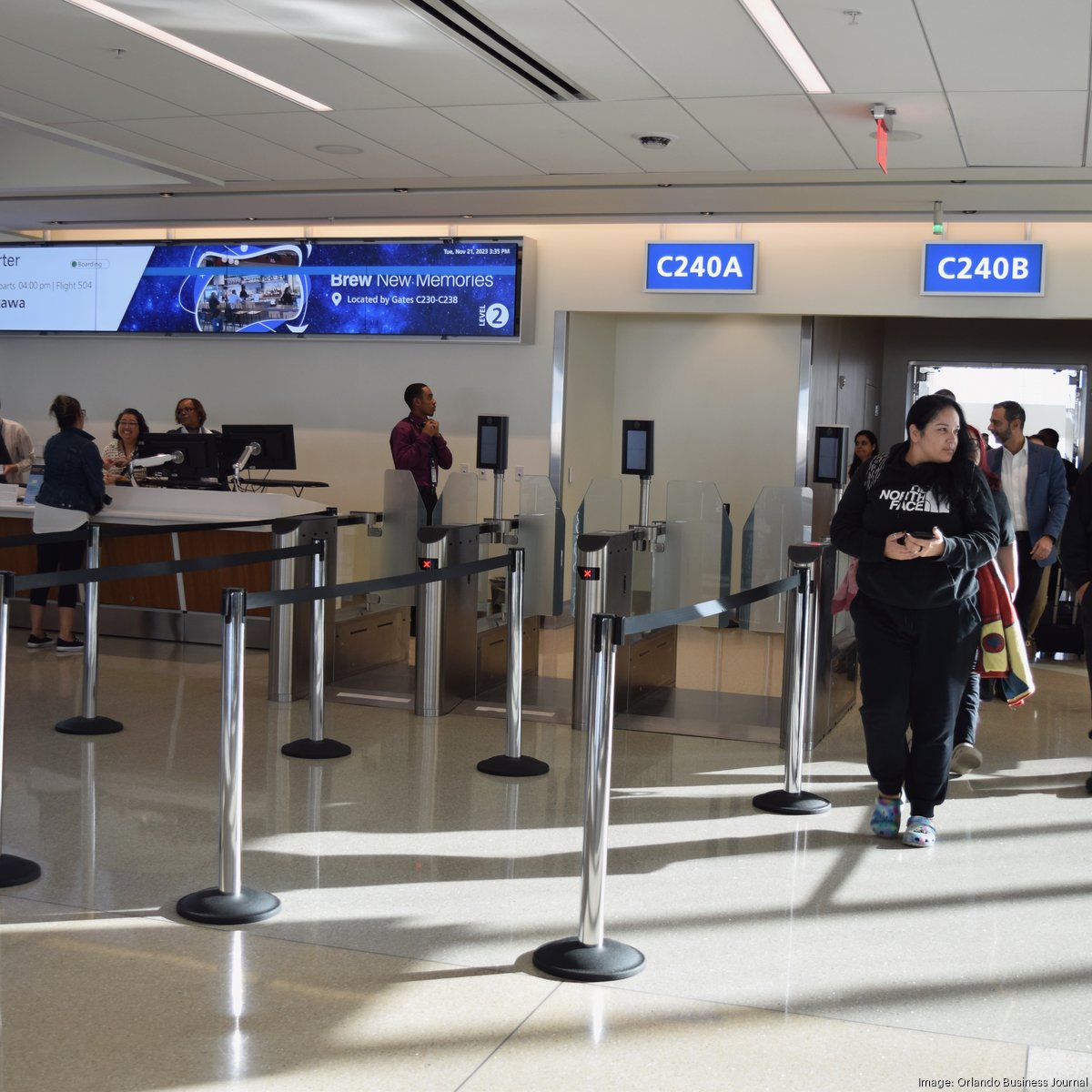 Departing travelers face long lines at Louisville airport