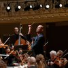 レビュー：ケビン・ジョン・エデュセイ指揮シンシナティ交響楽団の「Harmonielehre」で魅了