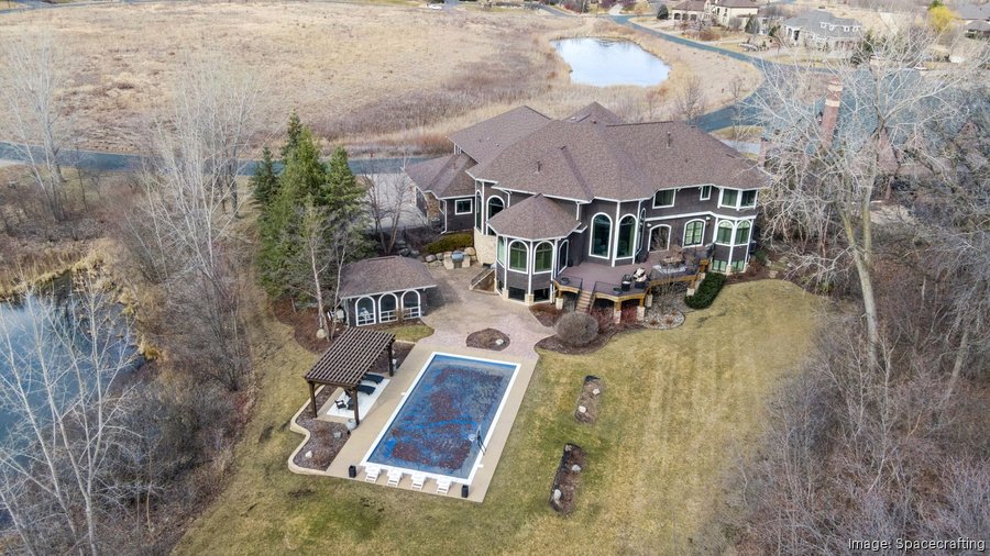 Medina estate with saltwater pool, sport court lists (photos