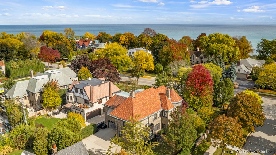 Home with hidden wet bar on Shorewood's Lake Drive priced at $1.9M ...