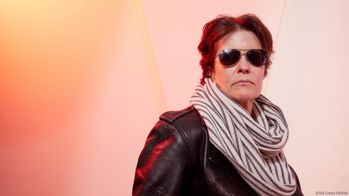 Kara Swisher, 2024 Selisse Berry Legacy Leader award honoree, stands up