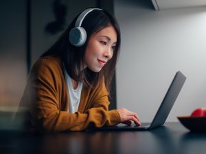 woman with headphone