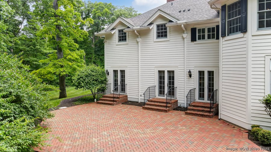オークウッドマナーハウス Oakwood Avenue iconic estate listed for $2.2 million