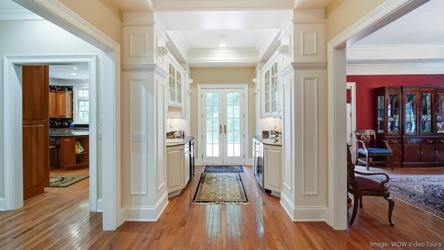 オークウッドマナーハウス Oakwood Avenue iconic estate listed for $2.2 million