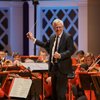 レビュー: リック・スティーブスがシンシナティ・ポップスを楽しい音楽の旅に導く