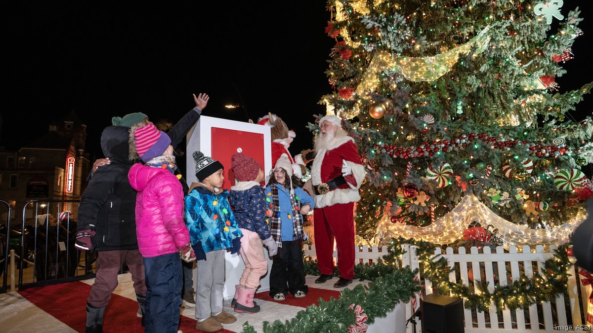 Milwaukee celebrates 111th annual tree lighting ceremony Milwaukee