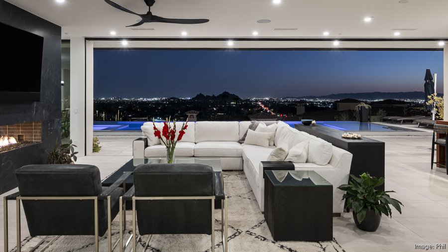 5/15 東京　ご自宅 Phoenix estate with 50-foot bridge listed for nearly $15M
