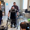 最初のステップ：Exoskeletonは、ミルウォーキーの男が歩くことを学ぶのを助けます
