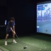 アリゾナのゴルフシーンをフェアウェイからスクリーンに変える屋内シミュレーター