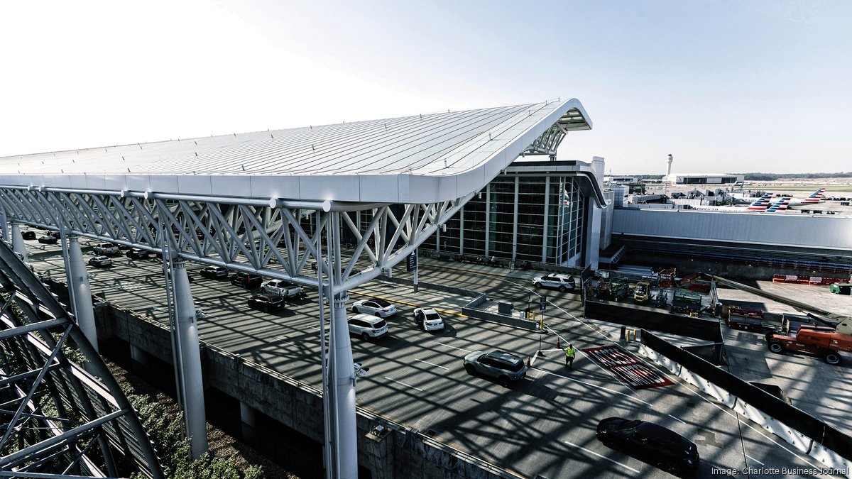 Charlotte mayor, American Airlines say progress made on CLT lease talks — but no details disclosed - Charlotte Business Journal